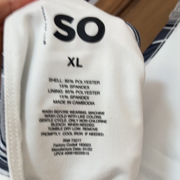 3/$15 So sporty cutout top retro abstract print black white gray swirly print - Picture 12 of 12